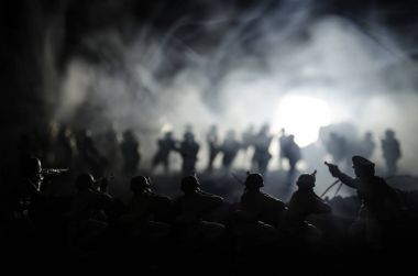 Savaş kavramı. Askeri siluetleri sahne üzerinde savaş sis sky mücadele arka plan, Dünya Savaşı askerler siluetleri bulutlu manzarası, gece aşağıda. Saldırı sahne. Zırhlı araçlar