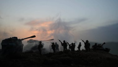 Savaş kavramı. Askeri siluetleri sahne üzerinde savaş sis sky mücadele arka plan, Dünya Savaşı askerler siluetleri bulutlu manzarası, gece aşağıda. Saldırı sahne. Zırhlı araçlar. Savaş tankları