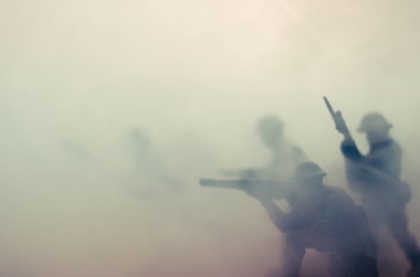 Savaş kavramı. Askeri siluetleri sahne üzerinde savaş sis sky mücadele arka plan, Dünya Savaşı askerler siluetleri bulutlu manzarası, gece aşağıda. Saldırı sahne. Zırhlı araçlar