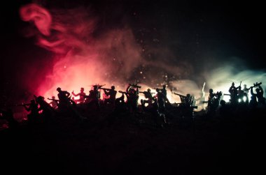 Savaş kavramı. Askeri siluetleri sahne üzerinde savaş sis sky mücadele arka plan, Dünya Savaşı askerler siluetleri bulutlu manzarası, gece aşağıda. Saldırı sahne. Zırhlı araçlar.