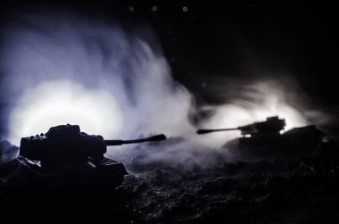 Savaş kavramı. Askeri siluetleri sahne üzerinde savaş sis sky mücadele arka plan, Dünya Savaşı askerler siluetleri bulutlu manzarası, gece aşağıda. Saldırı sahne. Zırhlı araçlar.