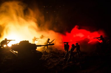 Savaş kavramı. Askeri siluetleri sahne üzerinde savaş sis sky mücadele arka plan, Dünya Savaşı askerler siluetleri bulutlu manzarası, gece aşağıda. Saldırı sahne. Zırhlı araçlar.