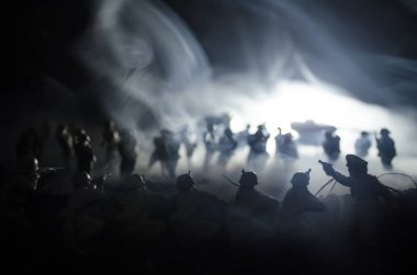 Savaş kavramı. Askeri siluetleri sahne üzerinde savaş sis sky mücadele arka plan, Dünya Savaşı askerler siluetleri bulutlu manzarası, gece aşağıda. Saldırı sahne. Zırhlı araçlar