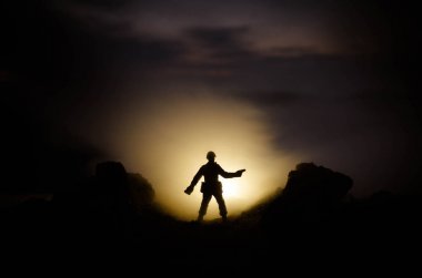 Savaş kavramı. Askeri siluetleri sahne üzerinde savaş sis sky mücadele arka plan, Dünya Savaşı askerler siluetleri bulutlu manzarası, gece aşağıda. Saldırı sahne. Zırhlı araçlar. Savaş tankları
