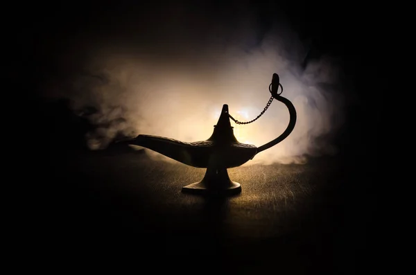 Античные арабские ночи стиль масляная лампа с мягким светлым белым дымом, темный фон. Концепция светильника желаний. Toned — стоковое фото