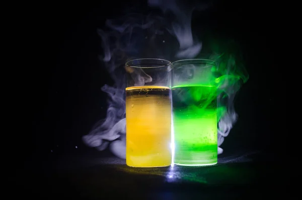 Cóctel verde amarillo brillante adornado con lima. Cócteles clásicos de alcohol, bebidas alcohólicas, refrescos, sabrosos cócteles sobre fondo oscuro con humo y luz —  Fotos de Stock