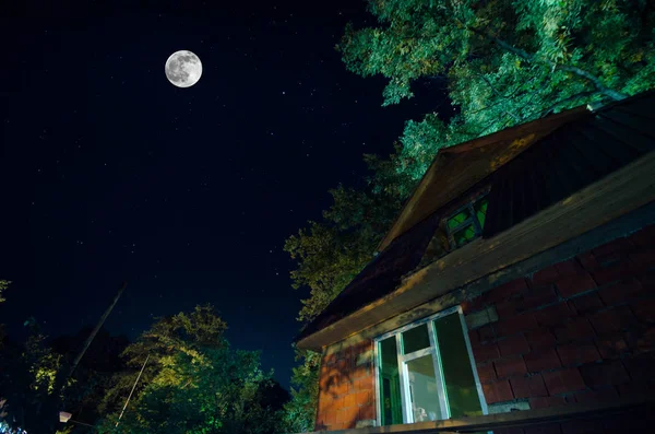 아름 다운 풍경 마을 건물 및 나무 및 밤 하늘에서 큰 보름달 거리. 큰 코 카 서 스 . — 스톡 사진