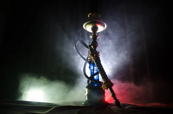 シーシャの水ギセル熱い石炭は、黒の背景とボウルします。スタイリッシュなオリエンタル shisha — ストック写真