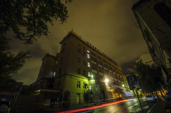 Baku város éjszakai kilátás. Éjszakai utcai épületek. Belvárosi Azerbajdzsán fővárosában. Őszi idő — Stock Fotó