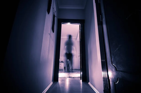 Silhouet van een onbekende schaduw figuur met handen op een deur door middel van een gesloten glazen deur. Horror concept — Stockfoto