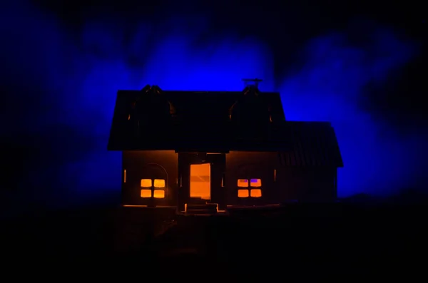 Stary dom z ducha w księżycowej nocy lub porzucone Haunted House Horror, we mgle, stara Willa mistyk z surrealistyczne duży Księżyc w pełni. Koncepcja horror — Zdjęcie stockowe