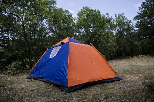 Camping i namiot w pobliżu lasu w może niebo, Azerbejdżan gór Kaukazu. Pomarańczowy niebieski namiot — Zdjęcie stockowe