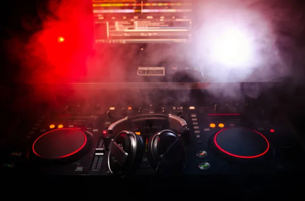 DJ fonó, keverés és karmoló, egy éjszakai klub, dj kezében különböző pálya vezérlők, dj fedélzeten, a strobe fények, és a köd, a szelektív összpontosít a csípés, zár megjelöl. DJ-zene klub élet fogalma — Stock Fotó
