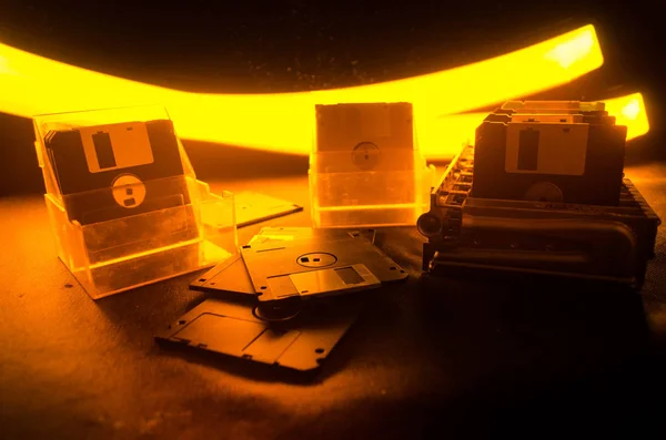 Stapel zwarte diskettes op donkere achtergrond met licht. Vintage computer kenmerken — Stockfoto