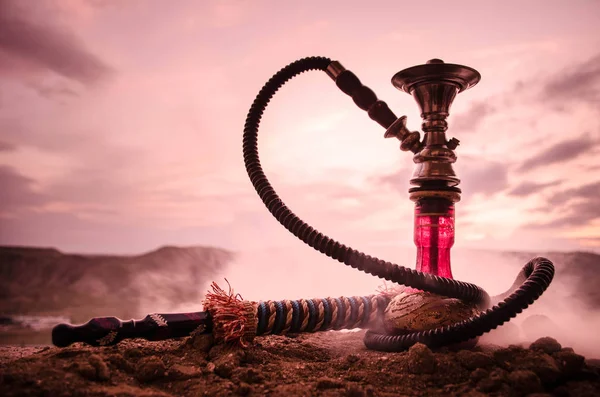 Hookah, tubería de agua árabe tradicional, luz directa del atardecer, foto al aire libre — Foto de Stock