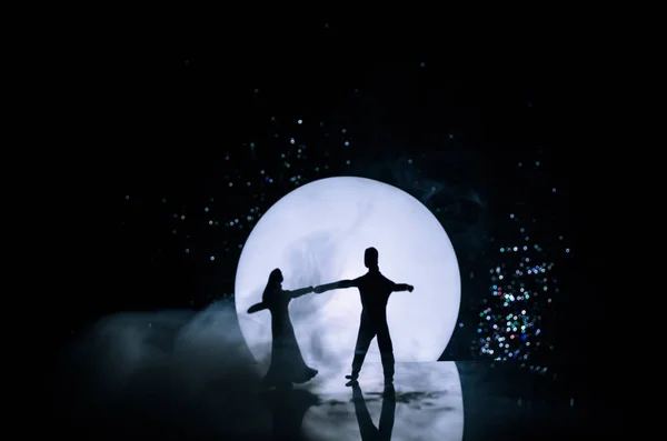 Танцующая пара под луной. Луна фон. Танцующая луна. Maison martin margiela replica dancing on the moon. Лунный танцор.