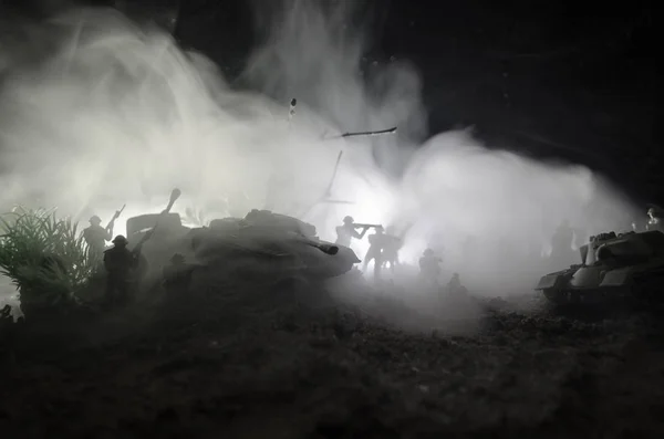 Conceito de Guerra. Silhuetas militares lutando cena no fundo do céu nevoeiro de guerra, Soldados da Guerra Mundial Silhuetas Abaixo Cloudy Skyline À noite. Cena de ataque. Veículos blindados . — Fotografia de Stock