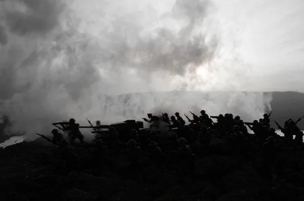 Savaş kavramı. Askeri siluetleri sahne üzerinde savaş sis sky mücadele arka plan, Dünya Savaşı askerler siluetleri bulutlu manzarası, gece aşağıda. Saldırı sahne. Zırhlı araçlar. Savaş tankları — Stok fotoğraf