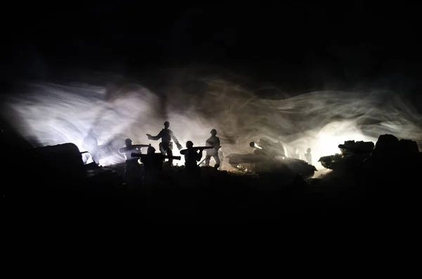 Concept van de oorlog. Militaire silhouetten vechten scène op oorlog mist hemel achtergrond, silhouetten van de Wereldoorlog soldaten onder bewolkte Skyline in de nacht. Aanval scène. Gepantserde voertuigen. — Stockfoto