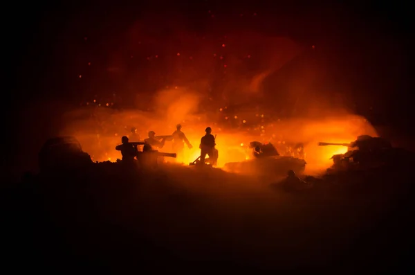 Krig-konceptet. Militära silhuetter kämpar scen på kriget dimma sky bakgrund, världskriget soldater silhuetter nedanför grumlig Skyline på natten. Attack scen. Pansarfordon. — Stockfoto