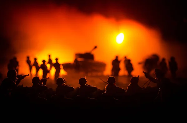 Savaş kavramı. Askeri siluetleri sahne üzerinde savaş sis sky mücadele arka plan, Dünya Savaşı askerler siluetleri bulutlu manzarası, gece aşağıda. Saldırı sahne. Zırhlı araçlar — Stok fotoğraf