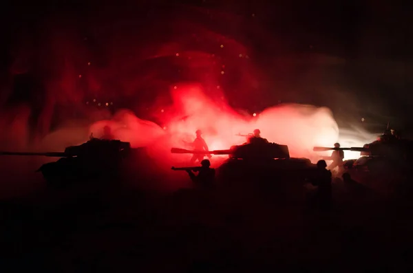 Conceito de Guerra. Silhuetas militares lutando cena no fundo do céu nevoeiro de guerra, Soldados da Guerra Mundial Silhuetas Abaixo Cloudy Skyline À noite. Cena de ataque. Veículos blindados . — Fotografia de Stock