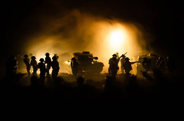 Concept de guerre. Silhouettes militaires scène de combat sur fond de brouillard de guerre ciel, Soldats de la guerre mondiale Silhouettes ci-dessous ciel nuageux La nuit. Scène d'attaque. Véhicules blindés — Photo