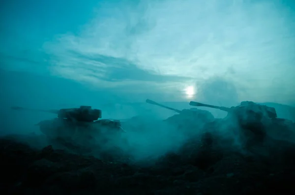 Krig-konceptet. Militära silhuetter kämpar scen på kriget dimma sky bakgrund, världskriget soldater silhuetter nedanför grumlig Skyline på natten. Attack scen. Bepansrade fordon. Tankar slaget — Stockfoto