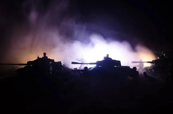 Krig-konceptet. Militära silhuetter kämpar scen på kriget dimma sky bakgrund, världskriget soldater silhuetter nedanför grumlig Skyline på natten. Attack scen. Pansarfordon. — Stockfoto