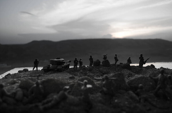 Концепция войны. Военные силуэты боевой сцены на фоне тумана на фоне неба войны, силуэты солдат мировой войны под облачным горизонтом ночью. Сцена нападения. Бронетехника. Танки
