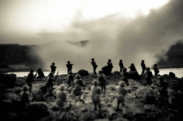 Conceito de Guerra. Silhuetas militares lutando cena no fundo do céu nevoeiro de guerra, Soldados da Guerra Mundial Silhuetas Abaixo Cloudy Skyline À noite. Cena de ataque. Veículos blindados. Batalha de tanques — Fotografia de Stock