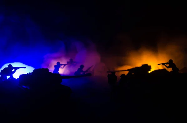 Concept de guerre. Silhouettes militaires scène de combat sur fond de brouillard de guerre ciel, Soldats de la guerre mondiale Silhouettes ci-dessous ciel nuageux La nuit. Scène d'attaque. Véhicules blindés . — Photo