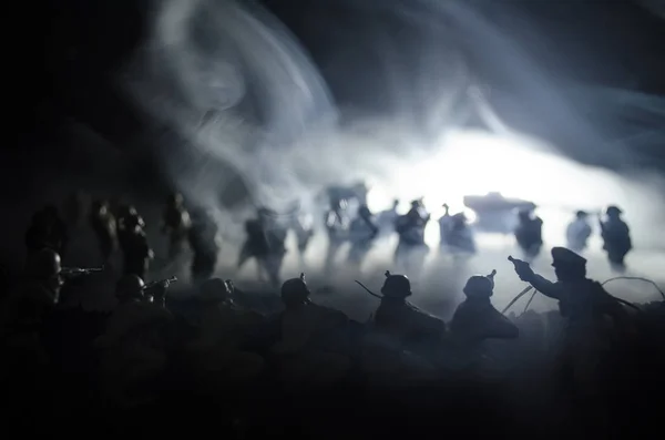 Concetto di guerra. Silhouette militari scena di combattimento su sfondo cielo nebbia di guerra, Soldati della Guerra Mondiale Silhouettes Below Cloudy Skyline Di notte. Scena dell'attacco. Veicoli blindati — Foto Stock