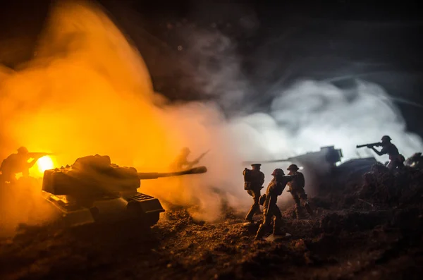 Conceito de Guerra. Silhuetas militares lutando cena no fundo do céu nevoeiro de guerra, Soldados da Guerra Mundial Silhuetas Abaixo Cloudy Skyline À noite. Cena de ataque. Veículos blindados . — Fotografia de Stock