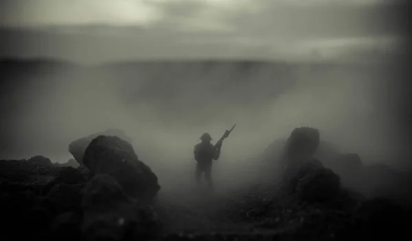 Krig-konceptet. Militära silhuetter kämpar scen på kriget dimma sky bakgrund, världskriget soldater silhuetter nedanför grumlig Skyline på natten. Attack scen. Bepansrade fordon. Tankar slaget — Stockfoto