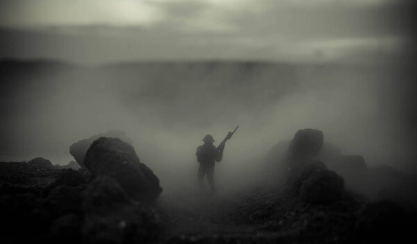 Концепция войны. Военные силуэты боевой сцены на фоне тумана на фоне неба войны, силуэты солдат мировой войны под облачным горизонтом ночью. Сцена нападения. Бронетехника. Танки
