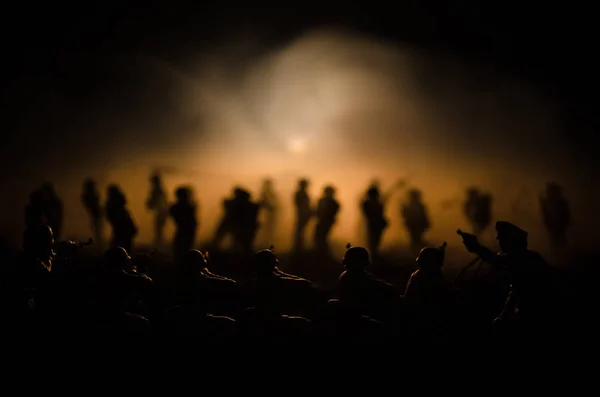 Kriegskonzept. militärische Silhouetten Kampfszene auf Kriegsnebel Himmel Hintergrund, Weltkrieg Soldaten Silhouetten unter bewölkten Skyline in der Nacht. Angriffsszene. gepanzerte Fahrzeuge — Stockfoto