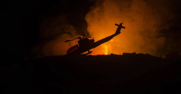 Air Crash. Helicóptero em chamas. Helicóptero destruído. Decorado com brinquedo no fundo de fogo escuro. Guerra ou terrorismo — Fotografia de Stock
