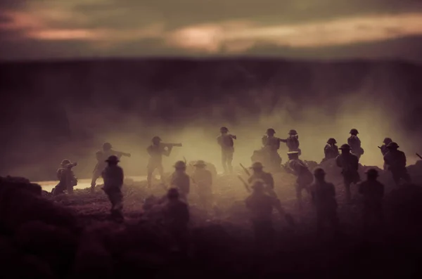 War Concept. Military silhouettes fighting scene on war fog sky background, World War Soldiers Silhouettes Below Cloudy Skyline At night. Attack scene. Armored vehicles. Tanks battle — Stock Photo, Image