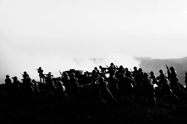 War Concept. Military silhouettes fighting scene on war fog sky background, World War Soldiers Silhouettes Below Cloudy Skyline At night. Attack scene. Armored vehicles. Tanks battle — Stock Photo, Image