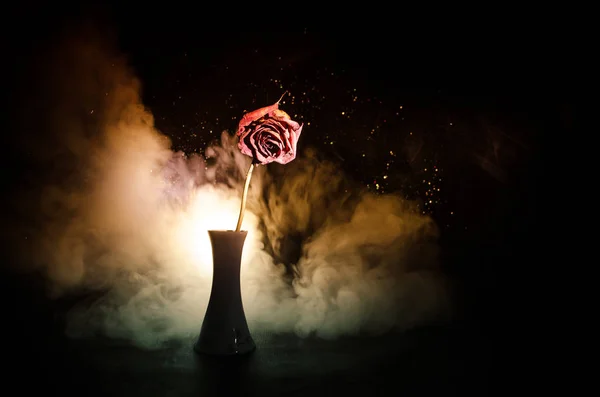 Eine welkende Rose bedeutet verlorene Liebe, Scheidung oder eine schlechte Beziehung, tote Rose auf dunklem Hintergrund — Stockfoto