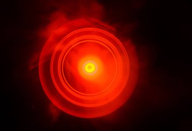 Hız - ateş ve duman izi - vinil kayıt kavramı. Vinil disk yazma. Pikap vinil plak çalar. Retro ses ekipmanları için disk jokey. Ses teknolojisi. Yakın çekim