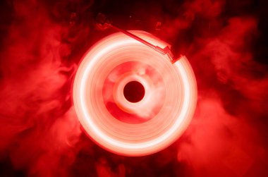 Hız - ateş ve duman izi - vinil kayıt kavramı. Vinil disk yazma. Pikap vinil plak çalar. Retro ses ekipmanları için disk jokey. Ses teknolojisi. Yakın çekim