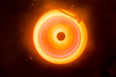 Hız - ateş ve duman izi - vinil kayıt kavramı. Vinil disk yazma. Pikap vinil plak çalar. Retro ses ekipmanları için disk jokey. Ses teknolojisi. Yakın çekim