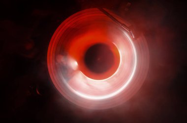 Hız - ateş ve duman izi - vinil kayıt kavramı. Vinil disk yazma. Pikap vinil plak çalar. Retro ses ekipmanları için disk jokey. Ses teknolojisi. Yakın çekim