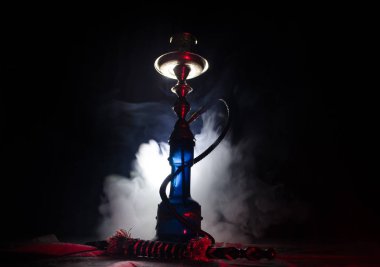 Nargile kömürü nargile kupa siyah arka plan ile. Şık oryantal shisha