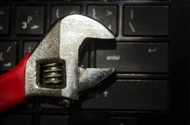 İngiliz anahtarı aracın üstüne koyu arka plan yakın kadar seçici odak üstünde a laptop