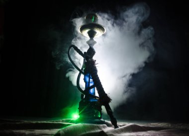 Nargile kömürü nargile kupa siyah arka plan ile. Şık oryantal shisha
