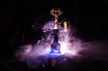 Nargile kömürü nargile kupa siyah arka plan ile. Şık oryantal shisha