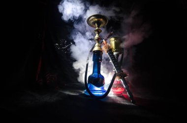 Nargile kömürü nargile kupa siyah arka plan ile. Şık oryantal shisha